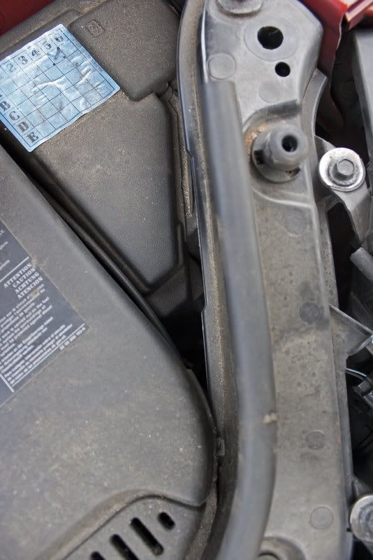 Scenic II Under Bonnet Fuse Box Access - with Pics. - Renault Forums